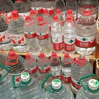 年轻人开始喝水，货架跟着变：1.5L大瓶水背后的单价账