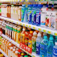 年轻人开始「喝大水」，饮料货架跟着变：一场结构性换防正在发生