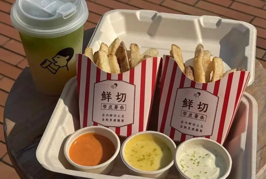 喜茶28元的薯条排起长队:有人夸蘸酱,有人说焖软了