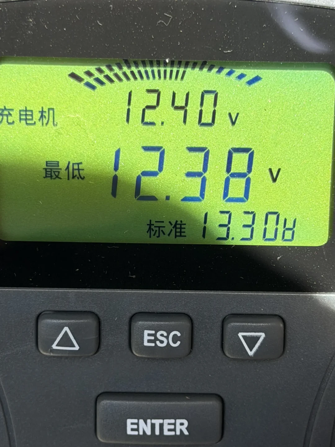 冬天早上打不着火?老车电瓶先看一个孔,再测两次电压,别急着换新