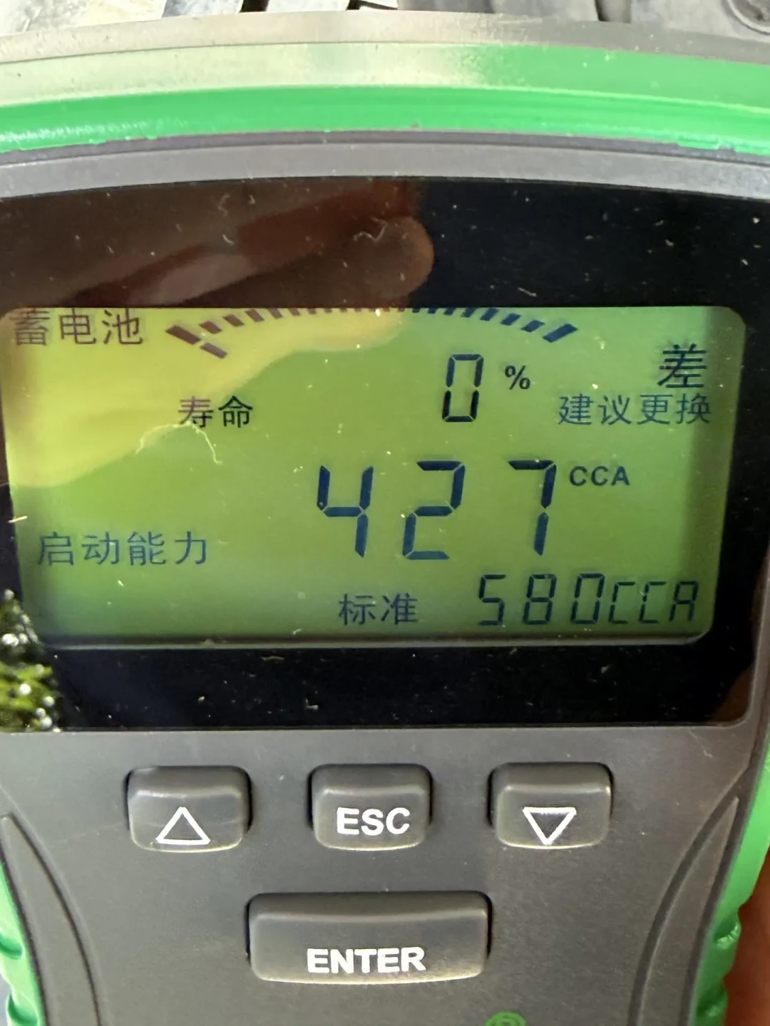 冬天早上打不着火?老车电瓶先看一个孔,再测两次电压,别急着换新