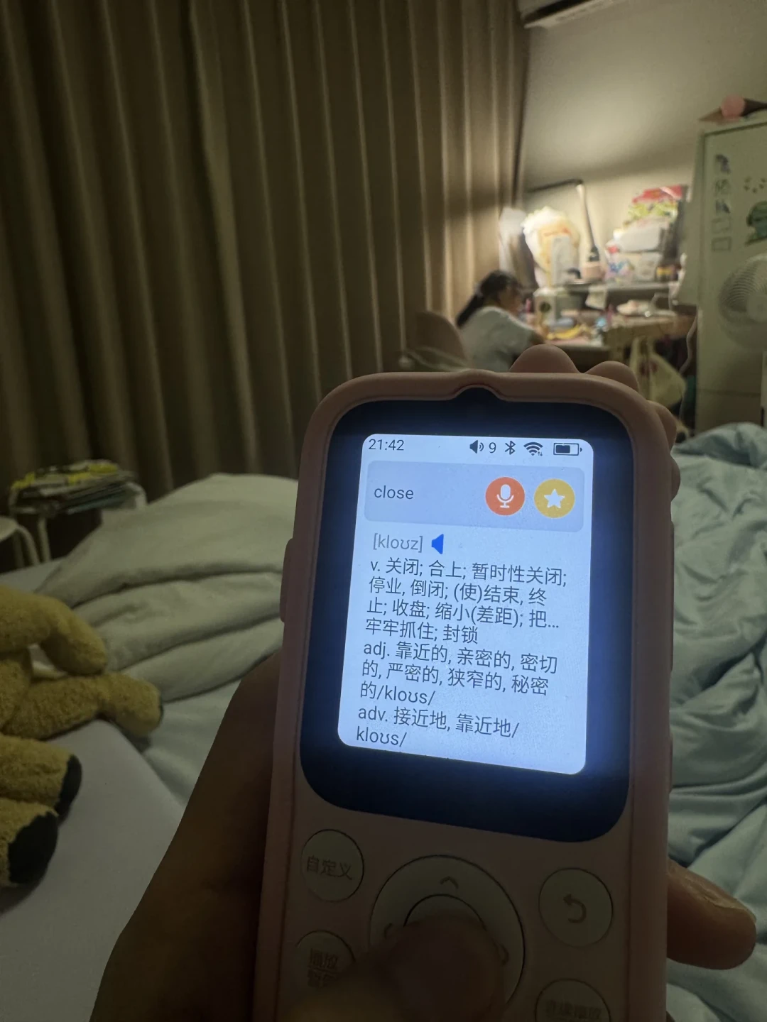 先别急着给孩子加一台单词机：倾听者能不能干背单词这活？对完8篇二选一帖和110多条真实评论，我把背单词拆成耳朵、眼睛、手三个活