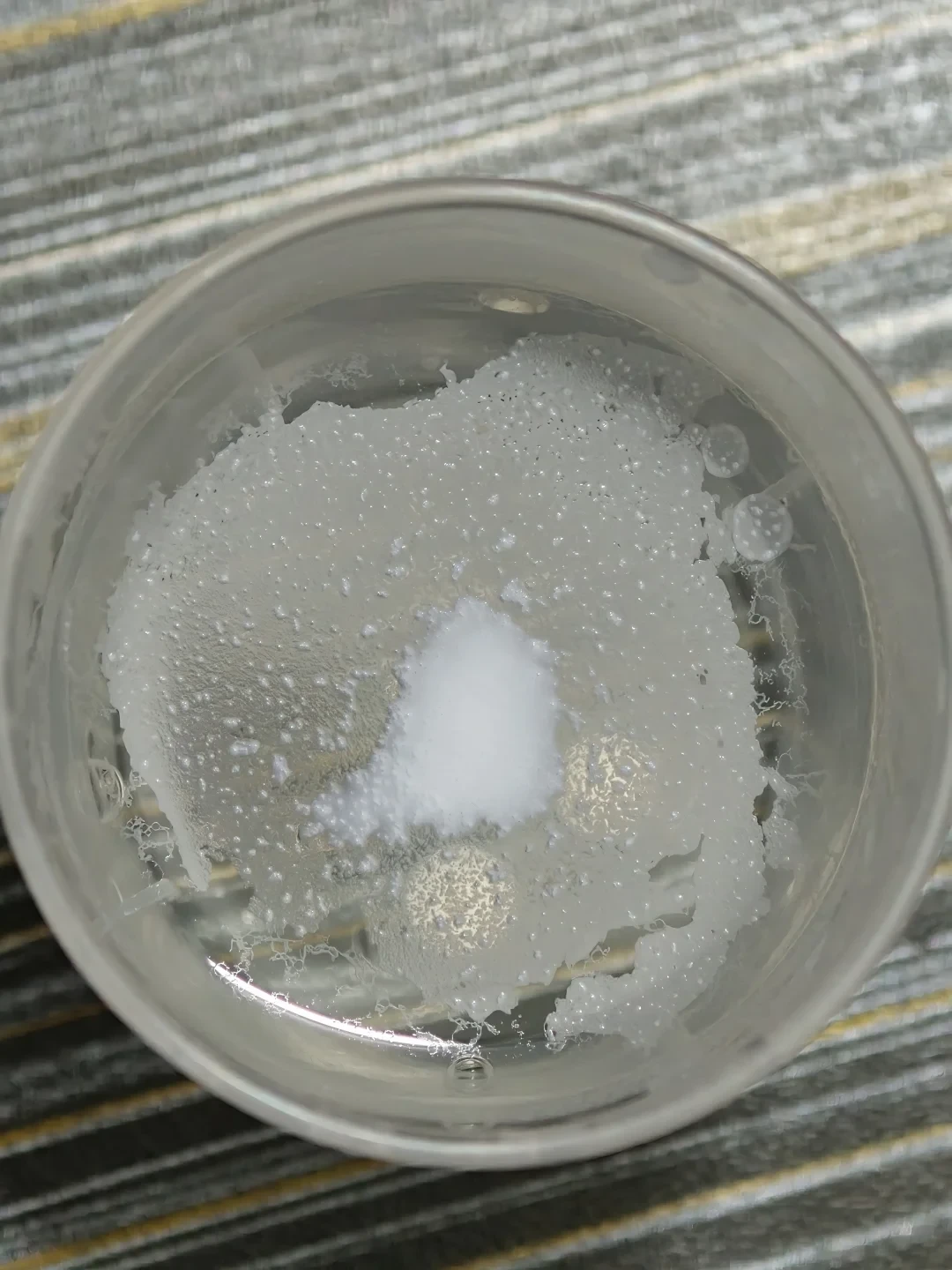 一杯水测不出安热沙真假:官方只认盒子上的水滴,真正要算的是每毫升0.9到2.8元的渠道差价
