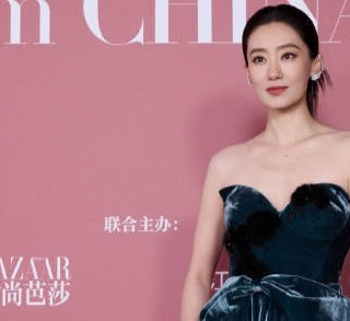 芭莎红毯有人赖着不走，张小斐临时救场，体面是这样赚的！