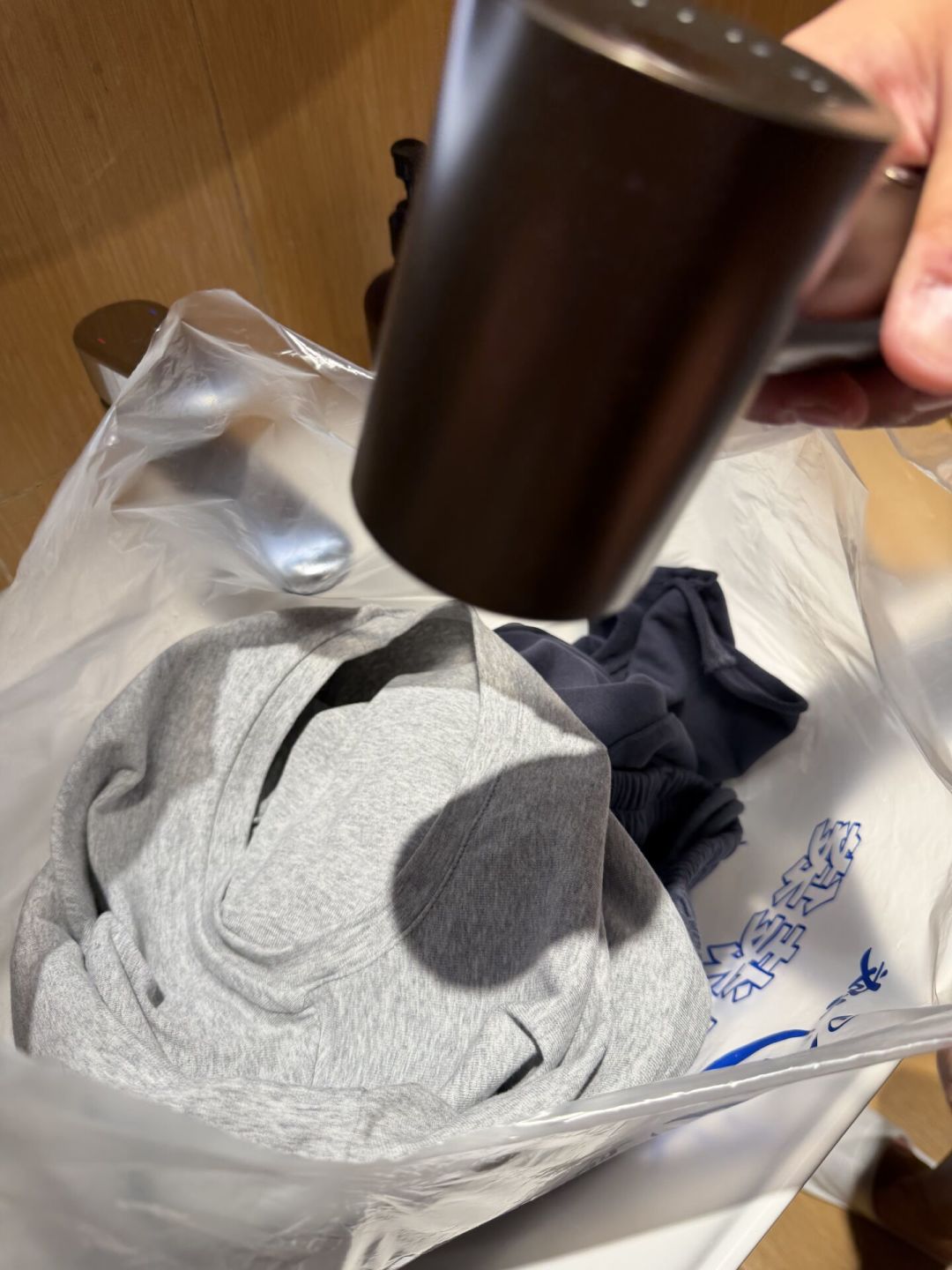 外套火锅味散不掉?先别喷香水:挂浴室蒸一晚,吹风机冷热风争议最大