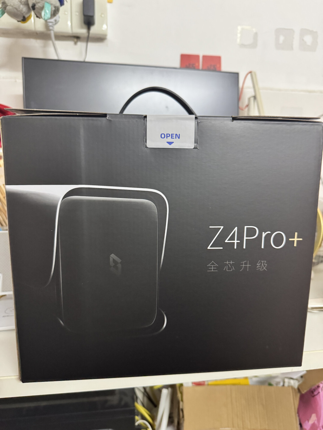 极空间Z4Pro+裸机开箱实拍：先蹲机器还是先蹲盘，下单前算一遍就清楚｜来源：小红书买家晒单