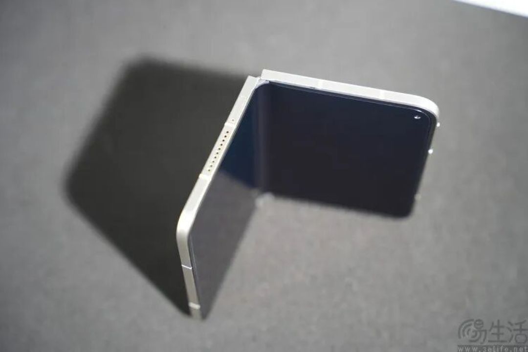 iPhone Duo的官方保护壳里，为什么隐藏着胶带