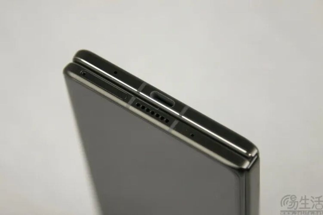 iPhone Duo的官方保护壳里，为什么隐藏着胶带