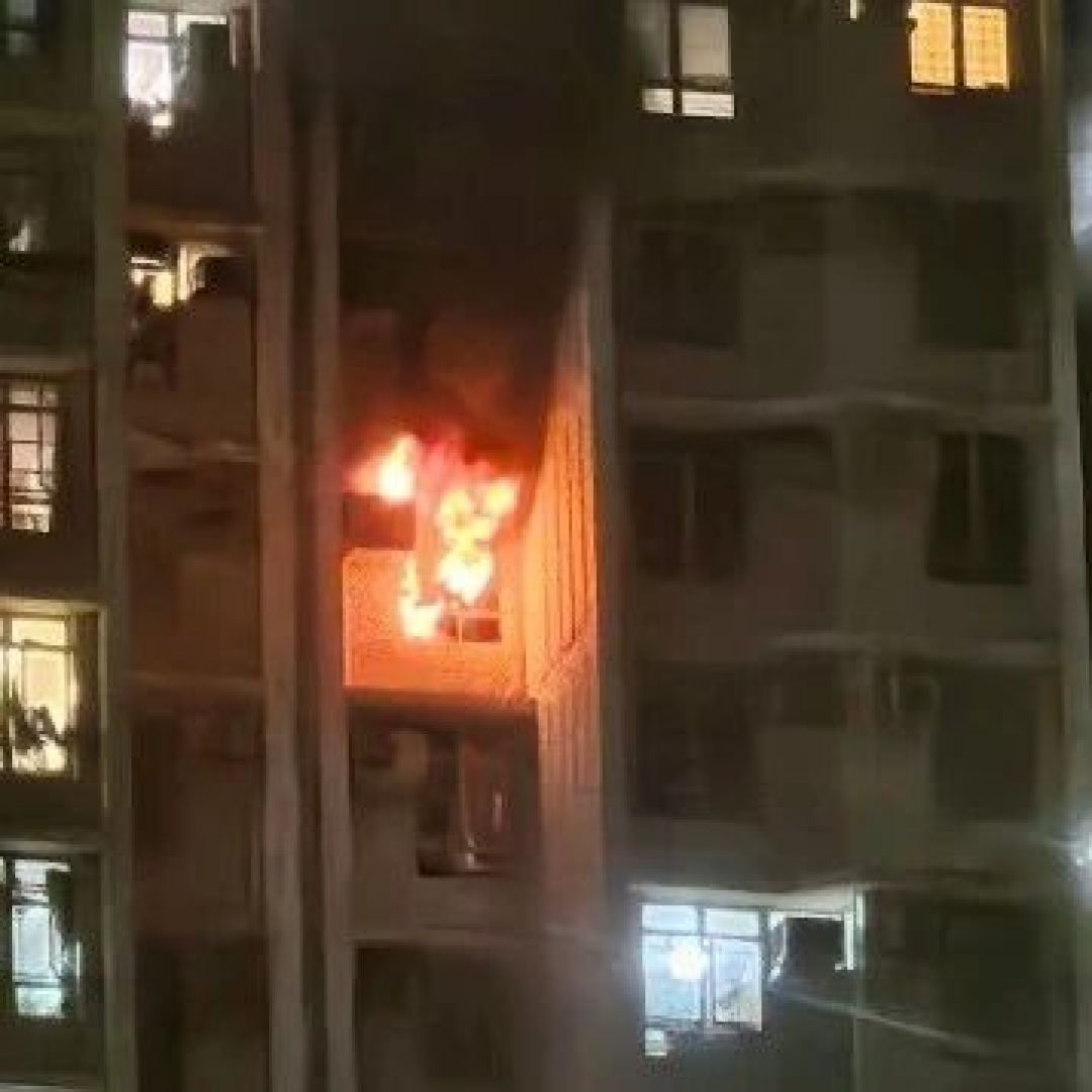 慈云山凌晨高层起火：70岁住户面部烧伤、250人疏散，起火点两种说法都还没定