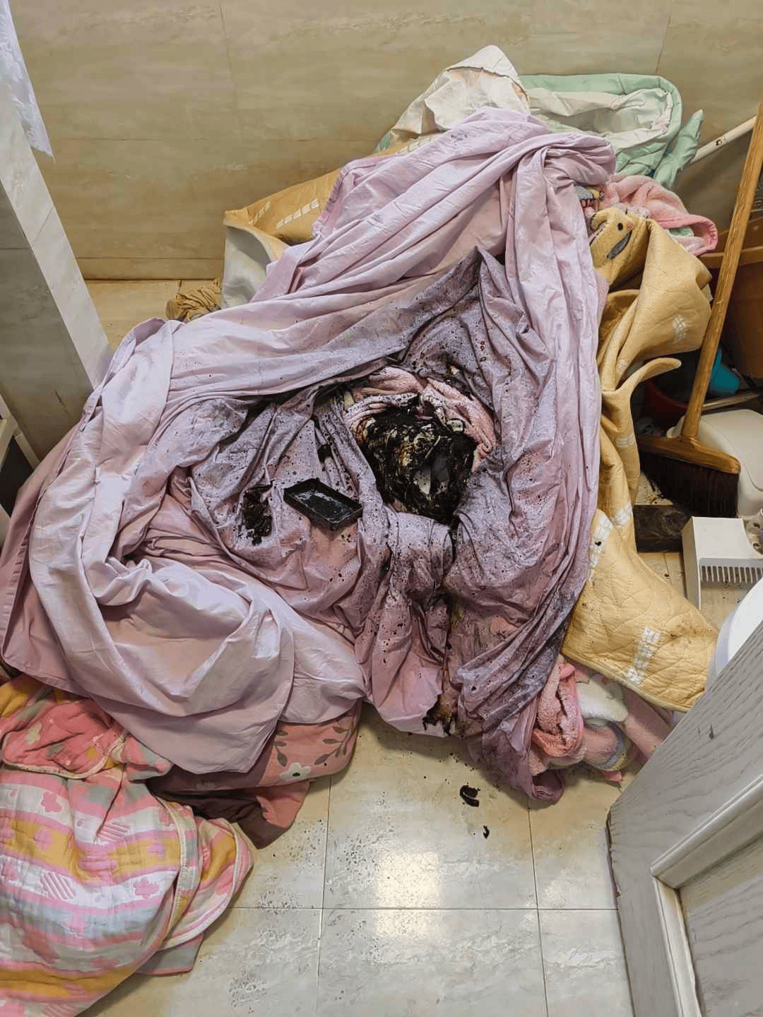 慈云山凌晨高层起火：70岁住户面部烧伤、250人疏散，起火点两种说法都还没定