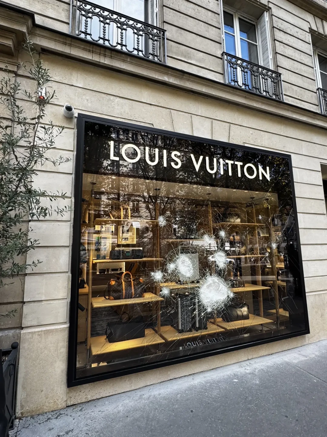 「LV承认中国需求降15%却坚持不降价」撞上「法国3000家店被抢、LV靠厚玻璃躲过一劫」:蹲LV好价钱的捡漏党,出手前先把涨价、二手、海淘这三本账对完