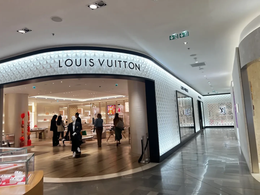 「LV承认中国需求降15%却坚持不降价」撞上「法国3000家店被抢、LV靠厚玻璃躲过一劫」:蹲LV好价钱的捡漏党,出手前先把涨价、二手、海淘这三本账对完