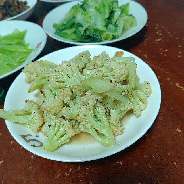 家常餐桌上的好搭档，耐看实用的白瓷盘碟