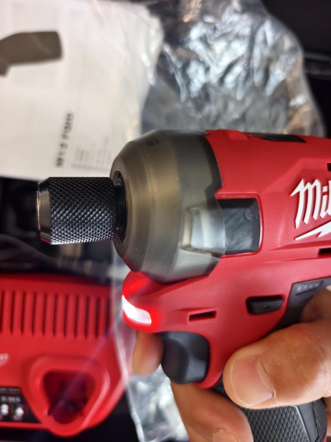 双11想把家里第一套电动工具配齐的,先别急着加购:我对完了4条机型口径帖、3份扭矩实测和2笔国产进口账——机型、扭矩、电池三本账,路线分三档,拿冲击钻怼混凝土和冲击起子机开最高档是两道红线