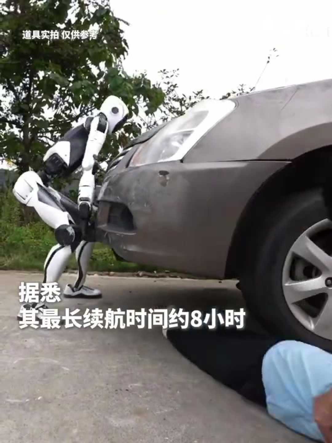 宇树H2-X发布,8小时续航,演示徒手抬车救人