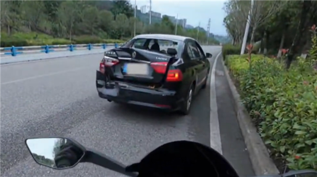 好心办坏事 骑手提醒车胎没气反致其被追尾:当事车主回应