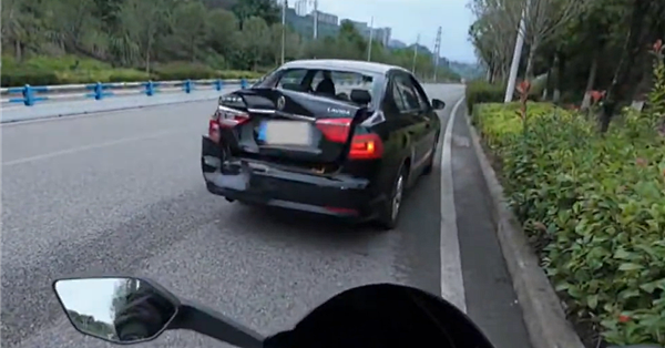 好心办坏事 骑手提醒车胎没气反致其被追尾：当事车主回应