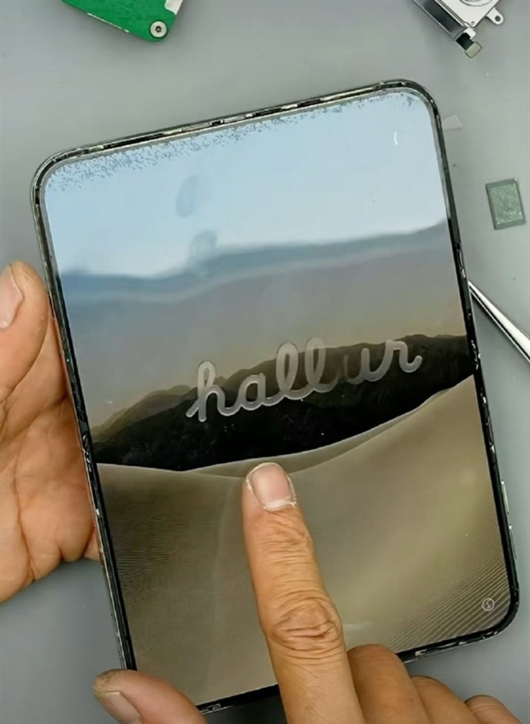 苹果客服回应iPhone Duo磨砂膜可撕:不建议!纳米纹理表层损坏维修要398元