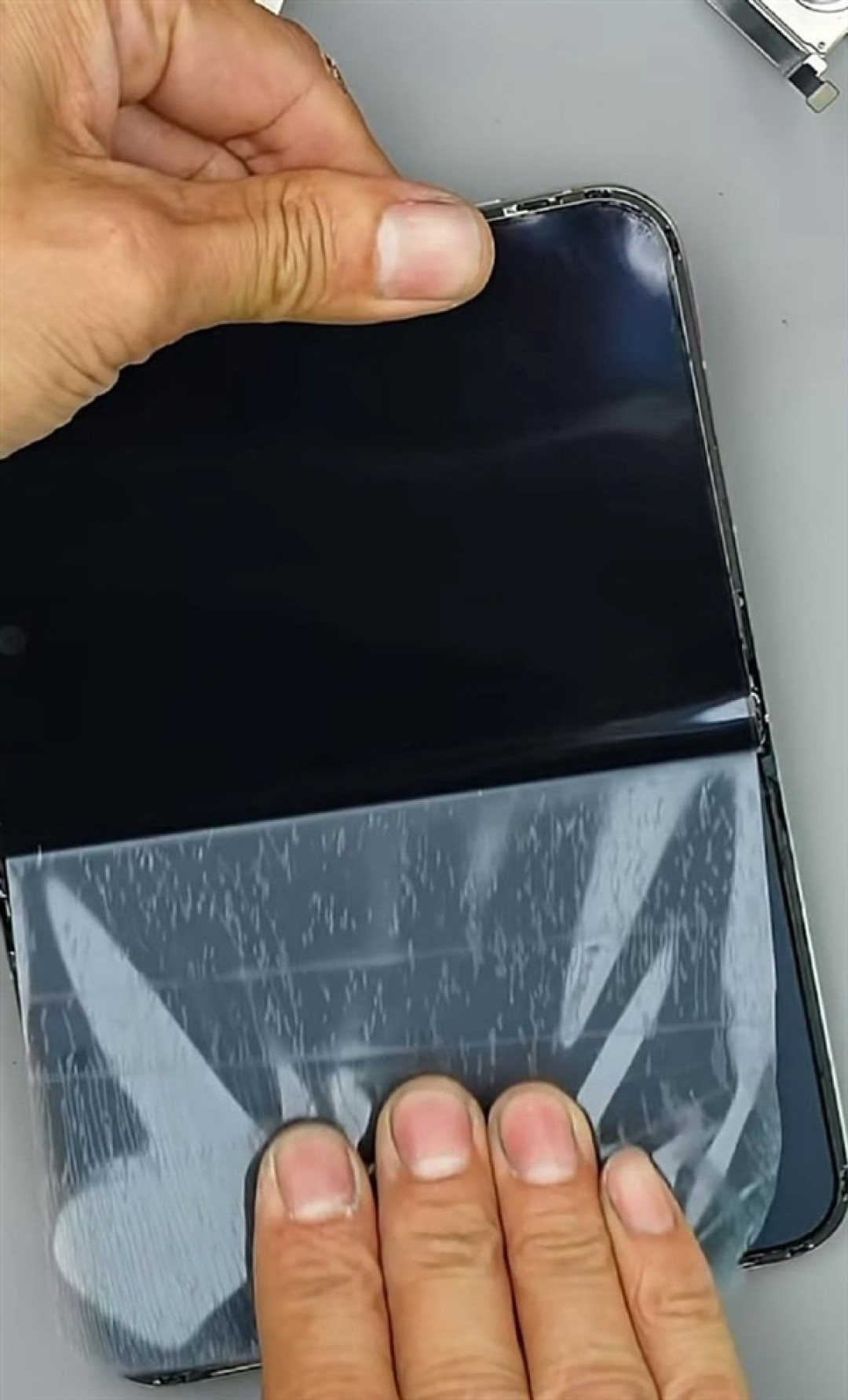 苹果客服回应iPhone Duo磨砂膜可撕:不建议!纳米纹理表层损坏维修要398元