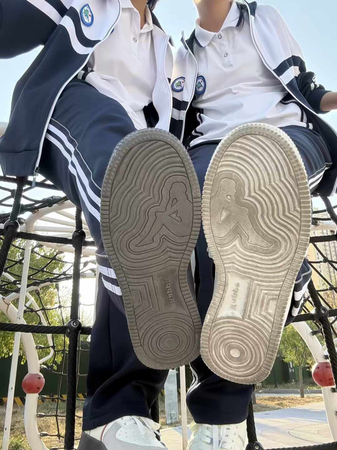 秋天买薄底鞋绕不开卡帕，这四笔账先算清楚
