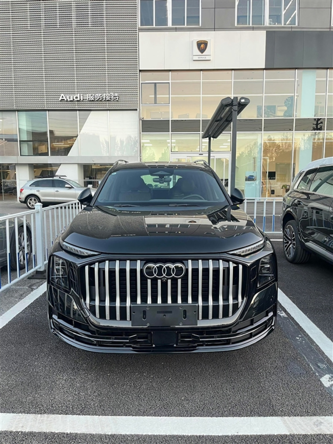 奥迪史上最大SUV!全新旗舰Q9实车国内现身:前脸或成大槽点