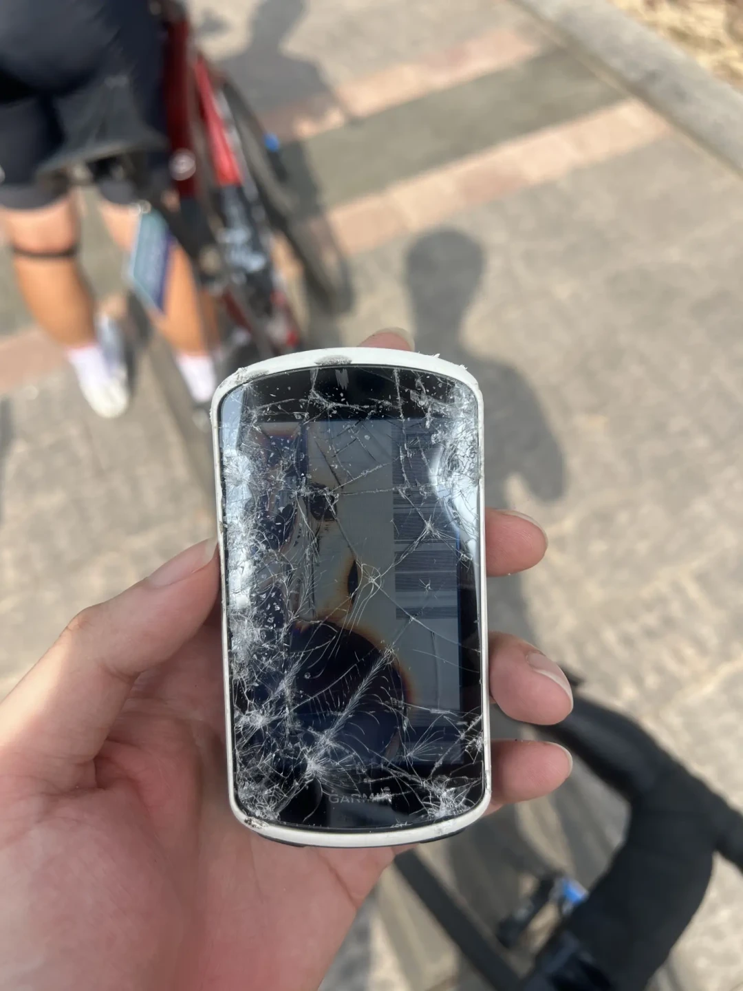 一个小裂缝,码表被碾到碎屏:换表季,先把绳子绑上