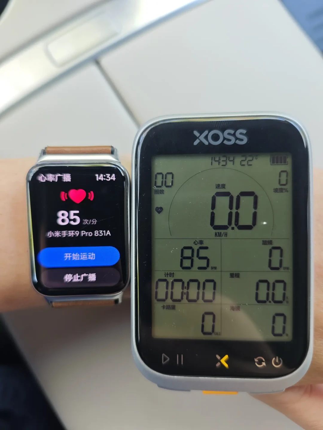 客服答不出的那句“我的手环能不能连码表”:手表心率上皮就三条路,Apple Watch这个十月刚走了最关键一步