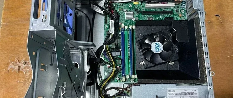 一台180的联想小铁盒，四代才220，这SFF底子比Tiny还能装盘