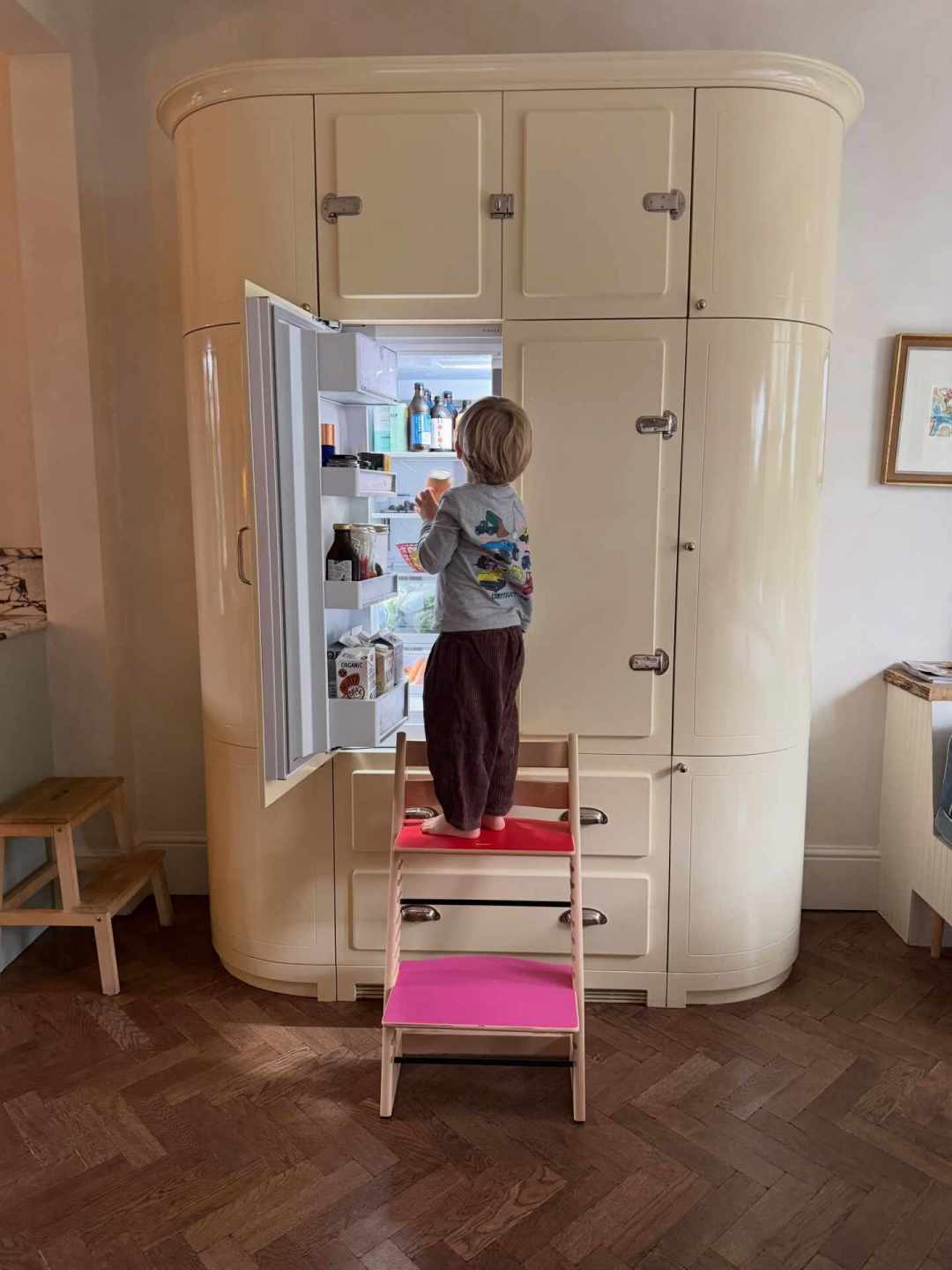 该买联名还是普通款?Stokke×MoMA“能坐的椅子”限量1万把