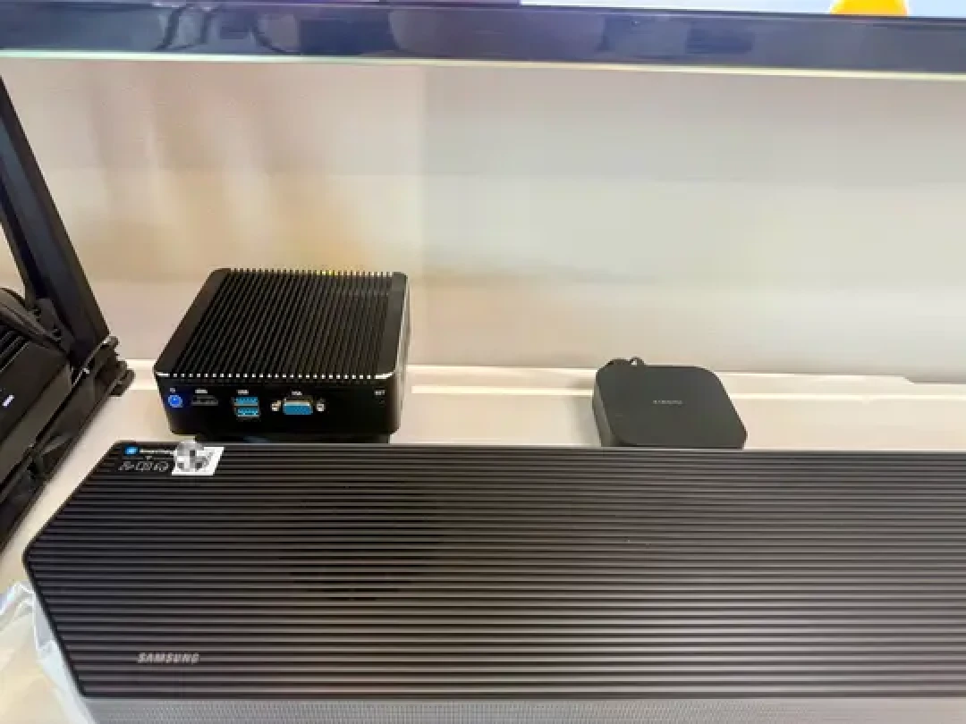 拆箱后放在桌面上的三星回音壁，SAMSUNG标清晰｜来源：小红书买家晒单