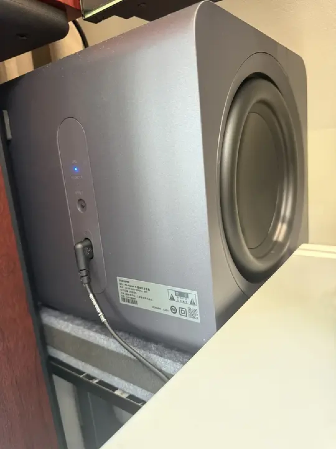 低音炮背板特写：单元、指示灯、线材和铭牌标签都拍得清楚｜来源：小红书买家晒单