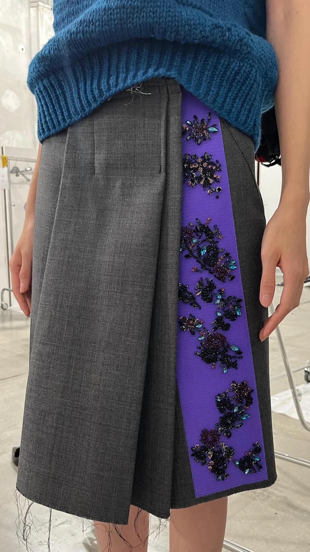 63套造型全是半裙:Prada 2027春夏,中国女人能穿的有几条