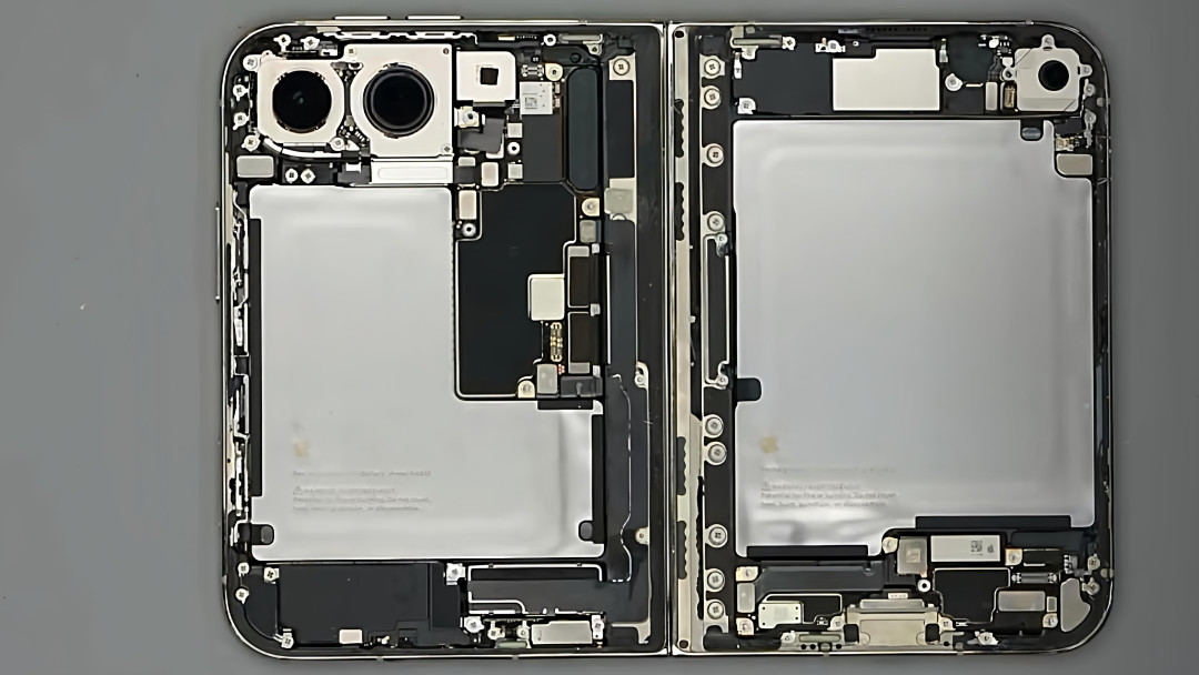 iPhone Duo首销日,溢价从2000跌到800只用了半天:别追黄牛,内屏那层膜更别撕