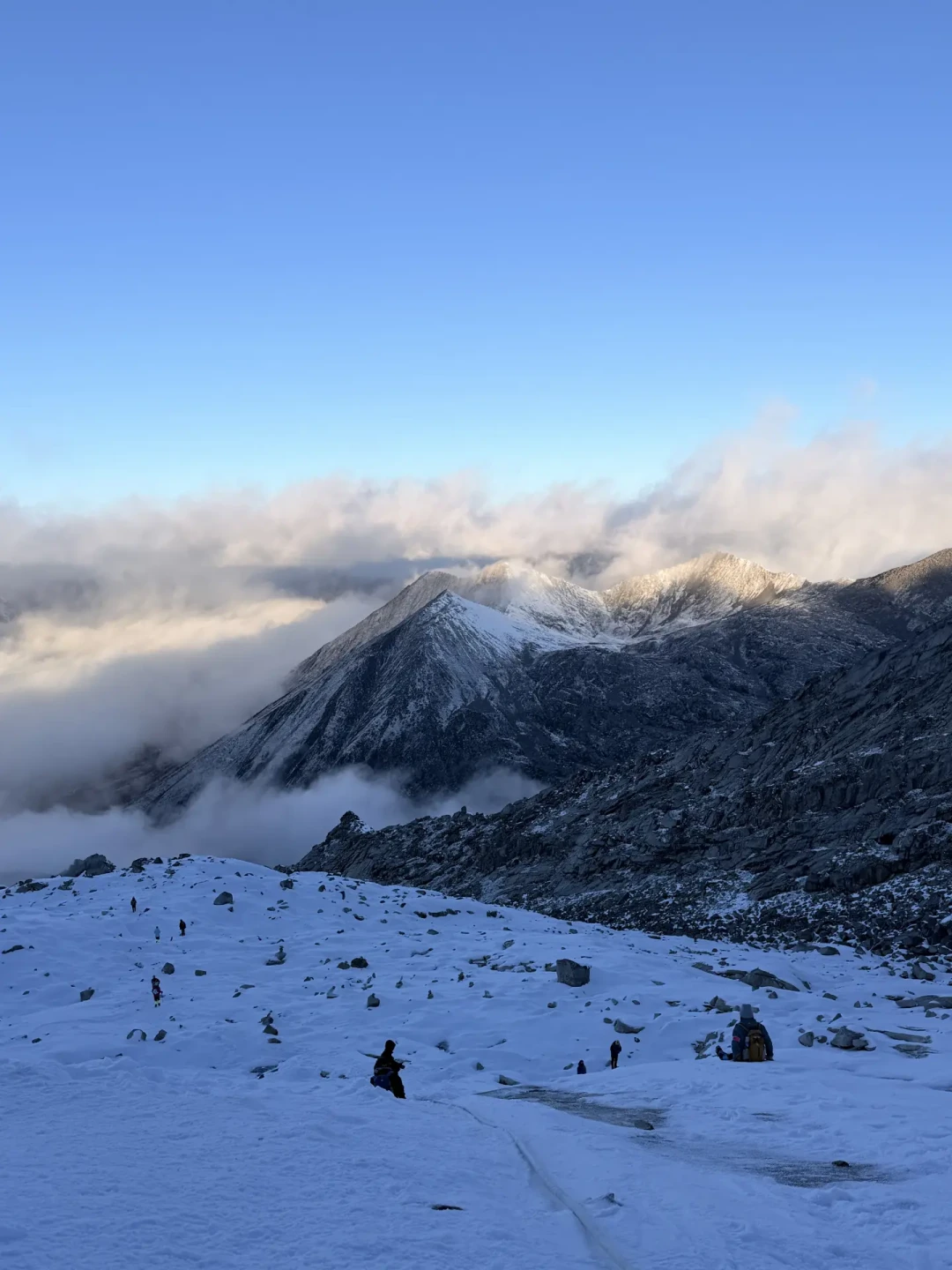 第一次爬雪山先认清一件事:报价单里的“全包”,不等于你手上的装备——对完4篇真实翻包帖和164条评论,租、买、别带先分清