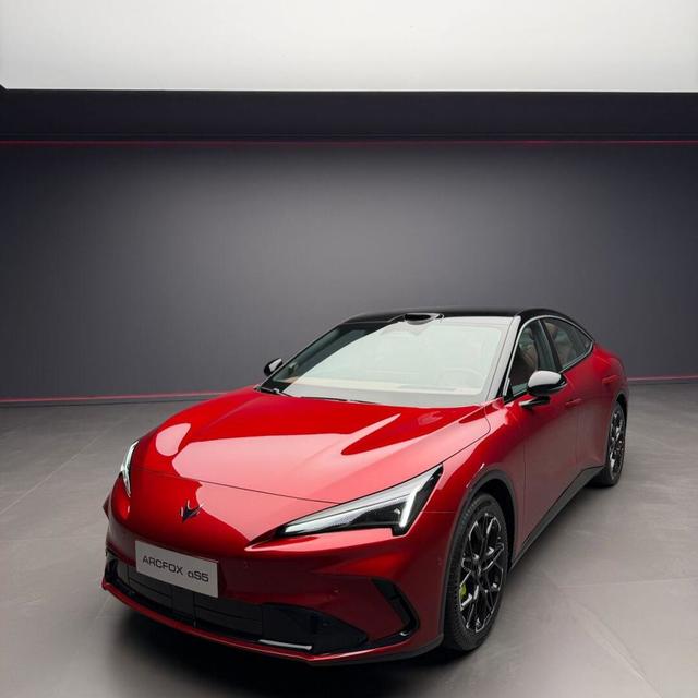 2027款极狐S5预售12.18万起，比现款贵2万2，值不值？