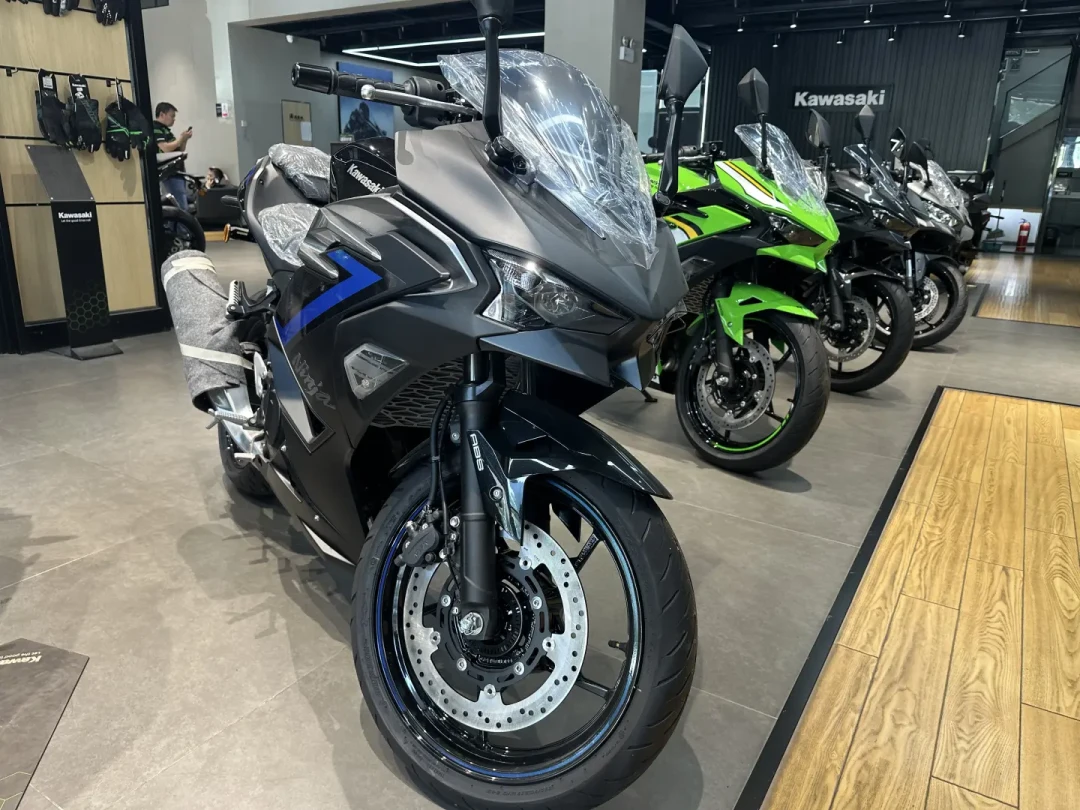 忍500清到29800、Z500仍挂44800:同平台街车贵过仿赛一万五,这台川崎是怎么卖尴尬的