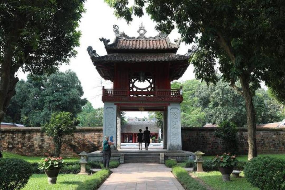 拆法军楼、重建消失了140年的正殿:世界遗产批了越南,但批的不你想的——先对齐6栋楼、30个柱础、2道决议