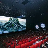 「单日票房跌破2000万」撞上「爆发夜破4亿」：冷档期的动作片观众，先把档期、路线、口碑这三本账对完