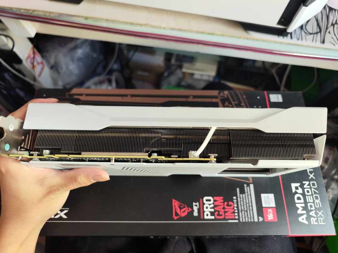 双11挑讯景9070XT，先看懂产品线差价：黑狼、雪狼、战狼、海外版、Ultra、凤凰涅槃，这1000元差在哪