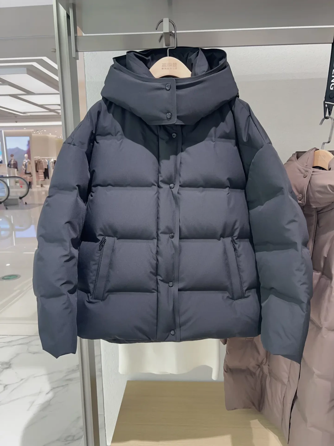 波司登门店挂拍