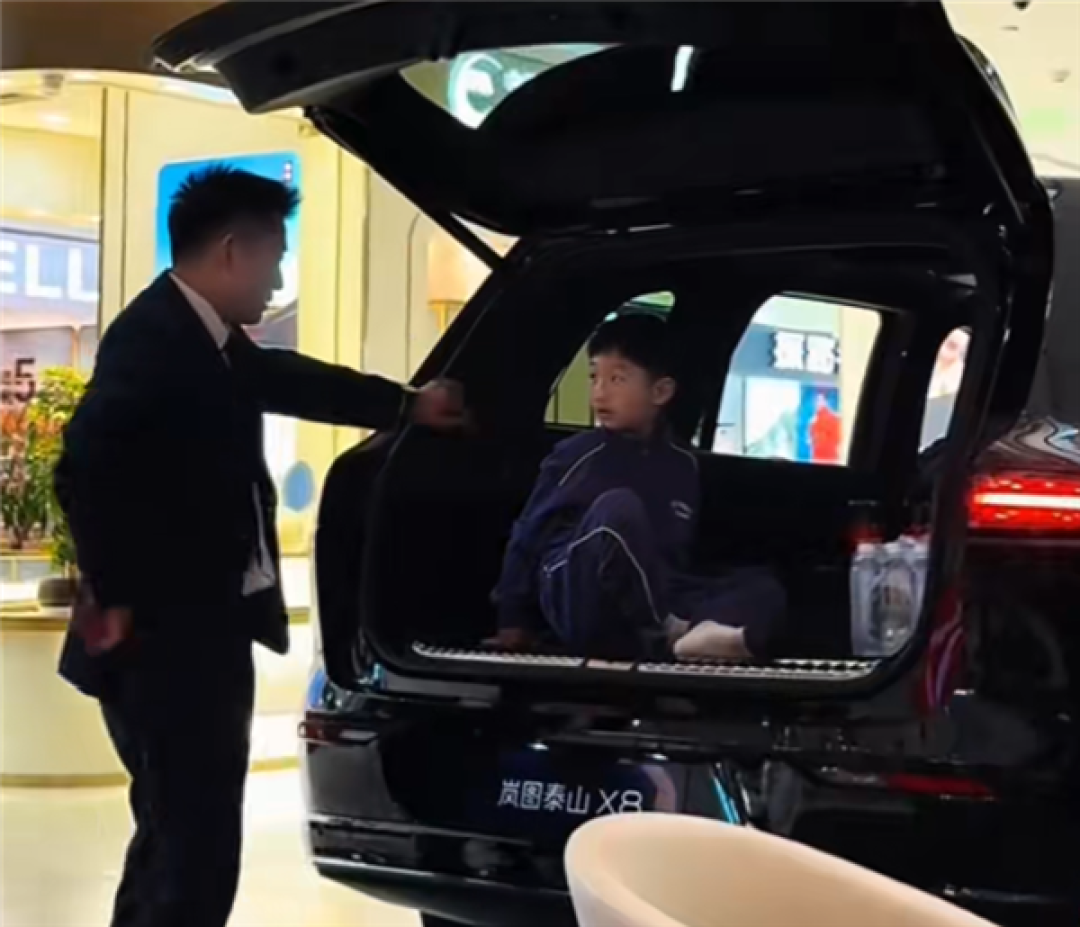 不会消费的顾客遇上耐心销售!岚图展台小孩哥看车获全网点赞
