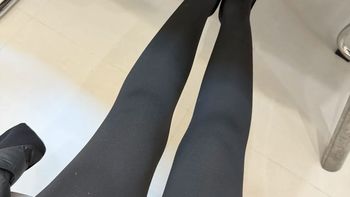 把一身黑穿得有看头：哑光连裤袜配亮钻尖头鞋的下半身方案