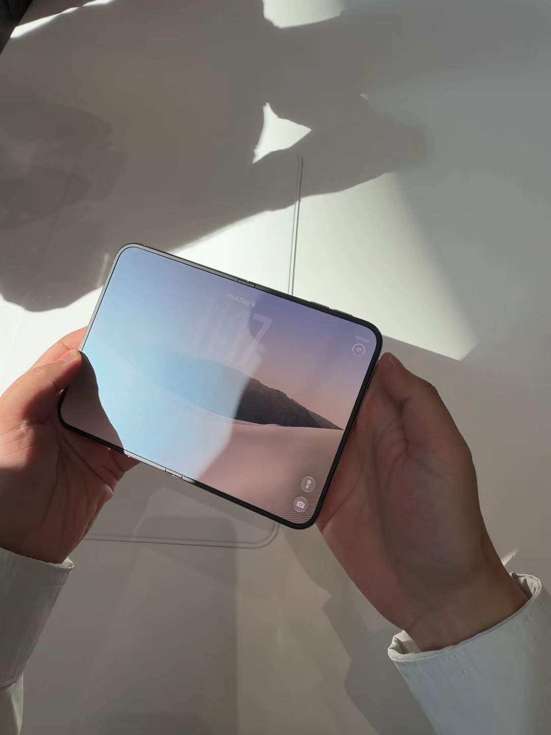 iPhone Duo开售，黄牛加价半天从3000崩到900：为苹果AI买它的先别急