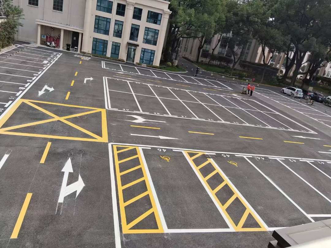 车被蹭了以后,我把两份保费浮动表对完,决定自己去修