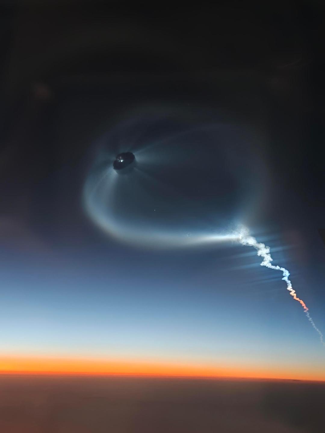 高空俯瞰夜光云，边缘被夕阳染成金色