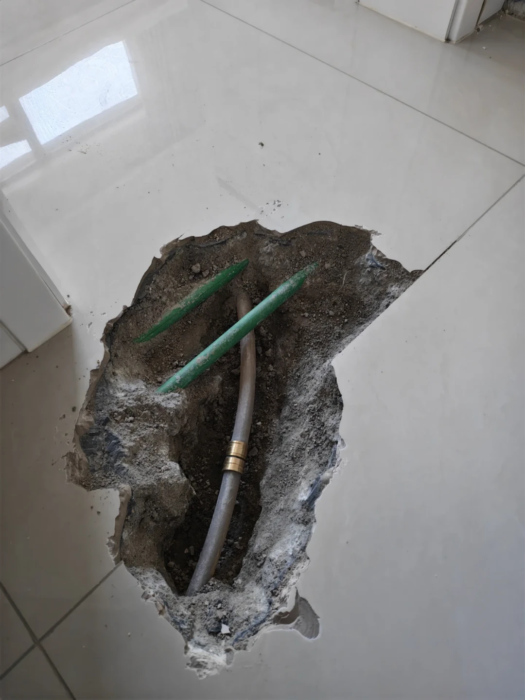 地暖第一次用,就漏了5处:钱打给个人,查出的施工公司早已吊销
