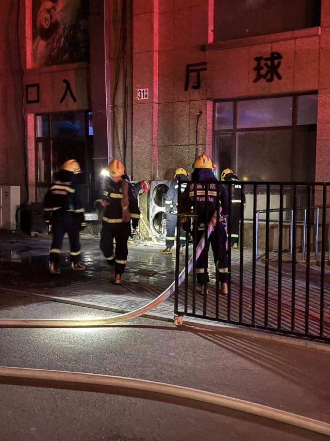 店铺空调外机起火冒黑烟,休假消防员5分钟扑灭:他敢用水,是因为先做对了这几步