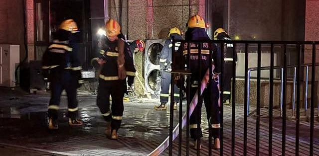店铺空调外机起火冒黑烟，休假消防员5分钟扑灭：他敢用水，是因为先做对了这几步