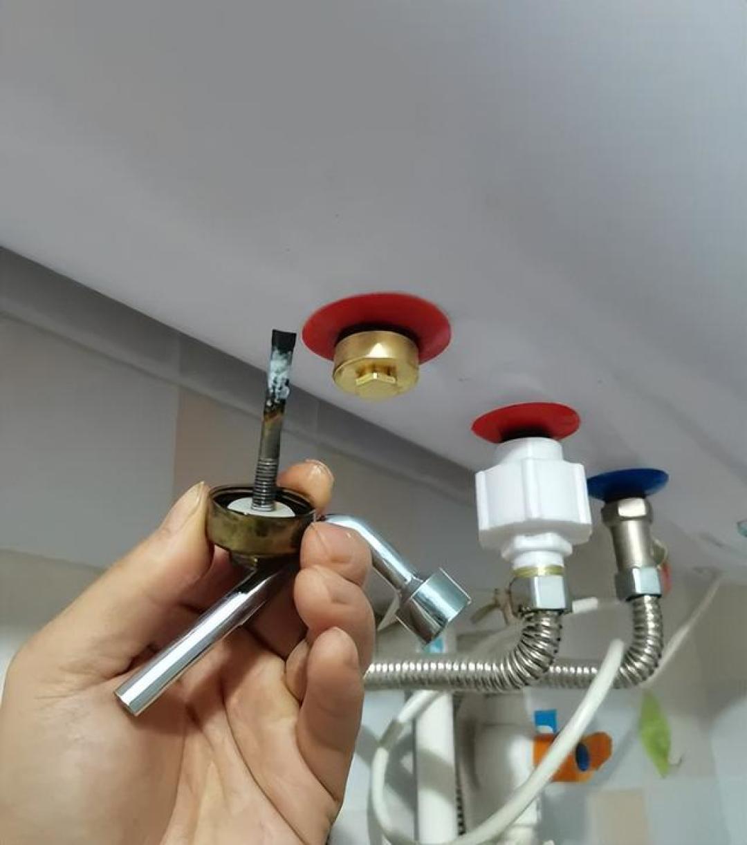 换根镁棒一两百元,免换款贵三五百!你家那台热水器过8年了吗