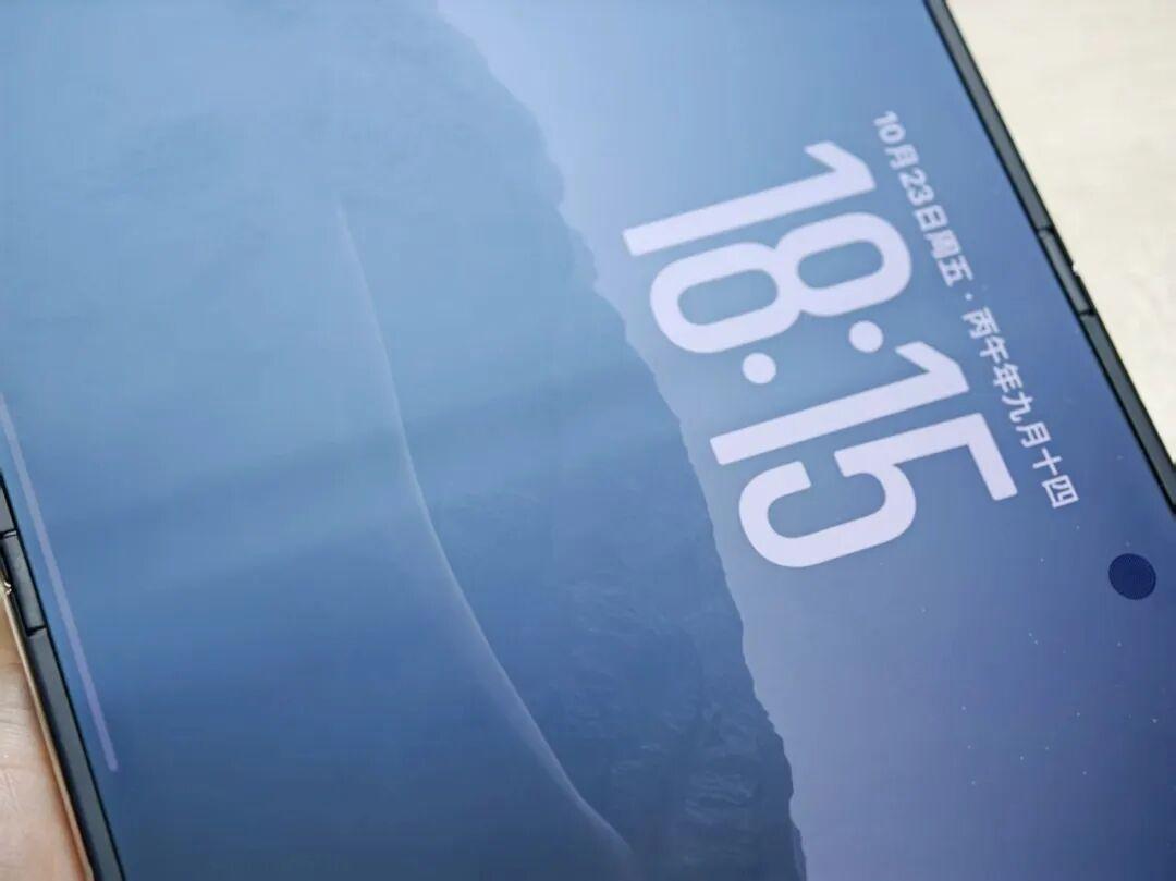 苹果说「开裂概率基本为 0」,但 iPhone Duo 的展示机先裂了